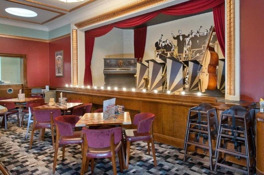 The Greenwood Hotel - Wetherspoon Northolt  Buitenkant foto